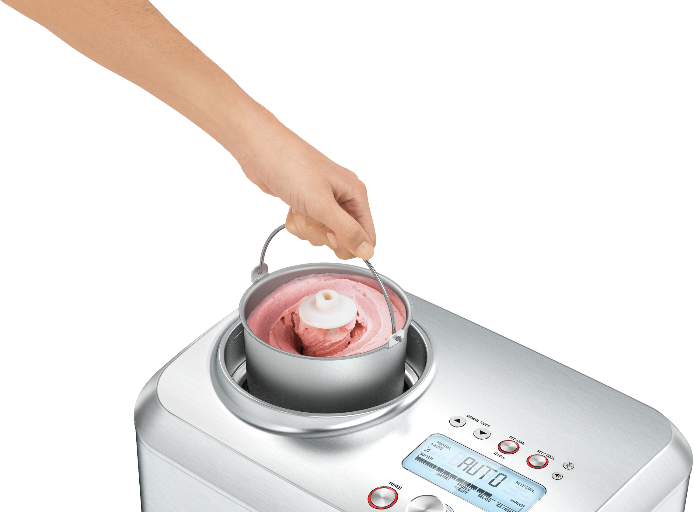 Person entnimmt Eiscreme aus einer silbernen Eismaschine.