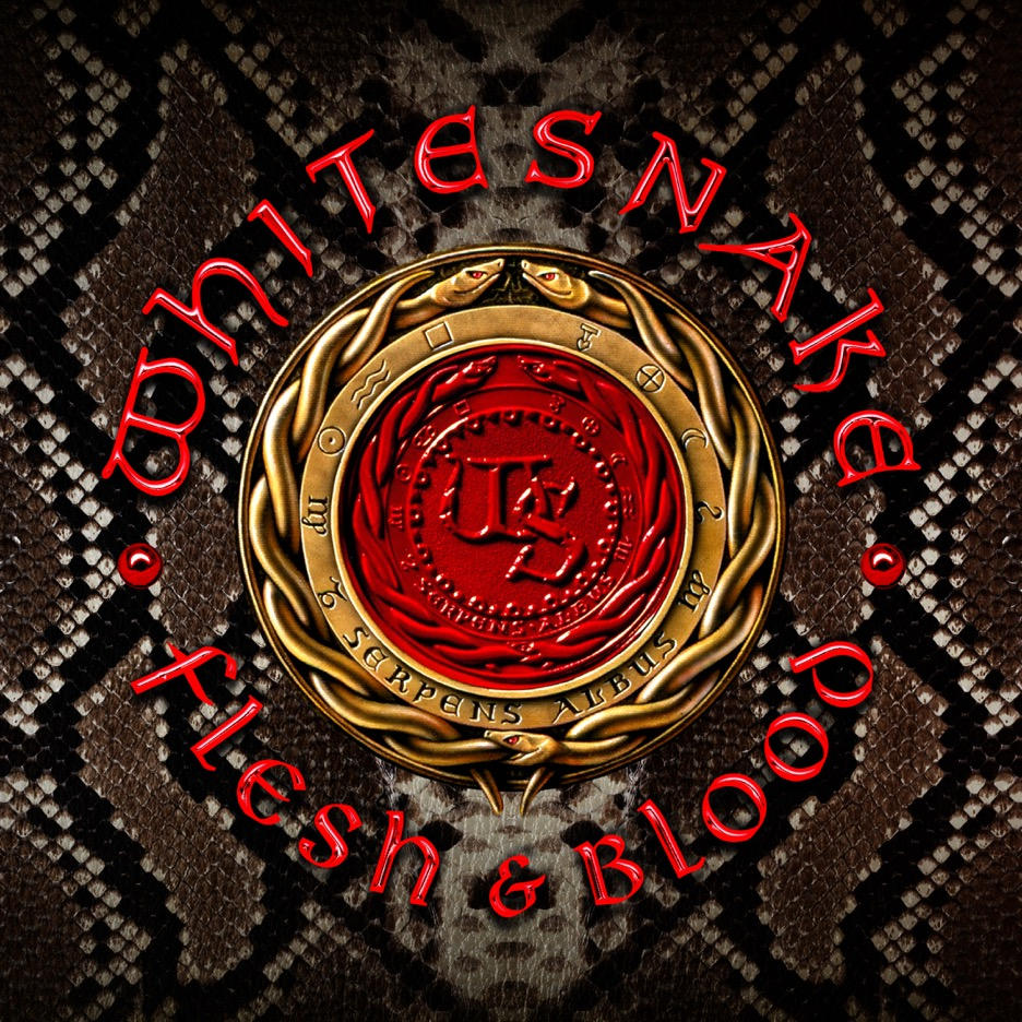 Albumhoes van Whitesnake. Een gouden cirkelvormig embleem met rode letters en een slangachtig patroon op een slangenhuid achtergrond.