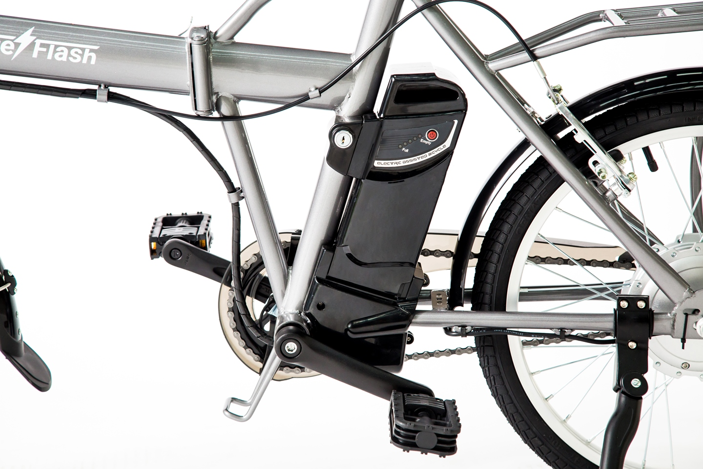 Bicicleta eléctrica con batería. Batería negra, montada en el cuadro.
