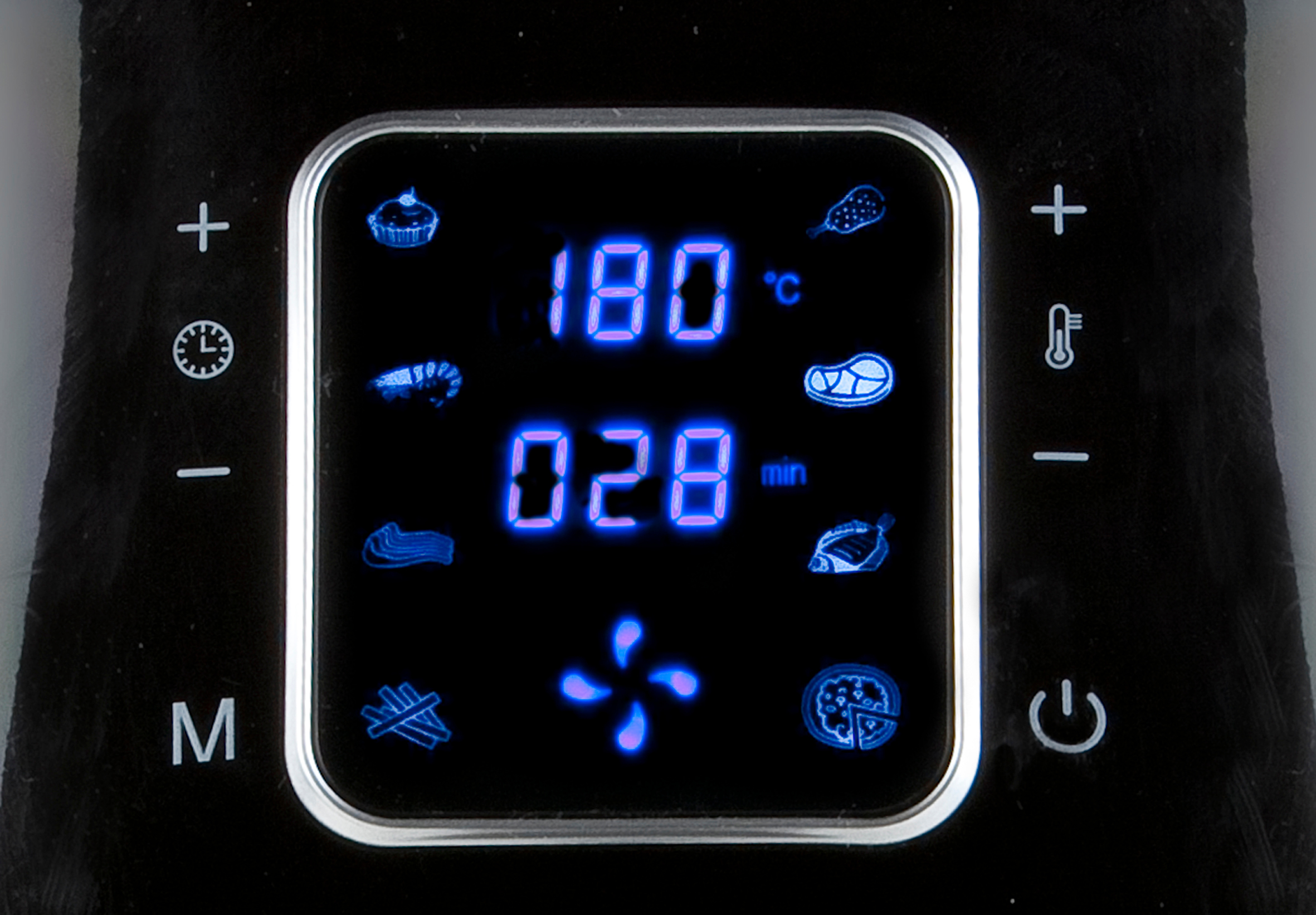 Gros plan sur l'écran numérique d'une friteuse à air affichant la température, le temps et les options de cuisson.