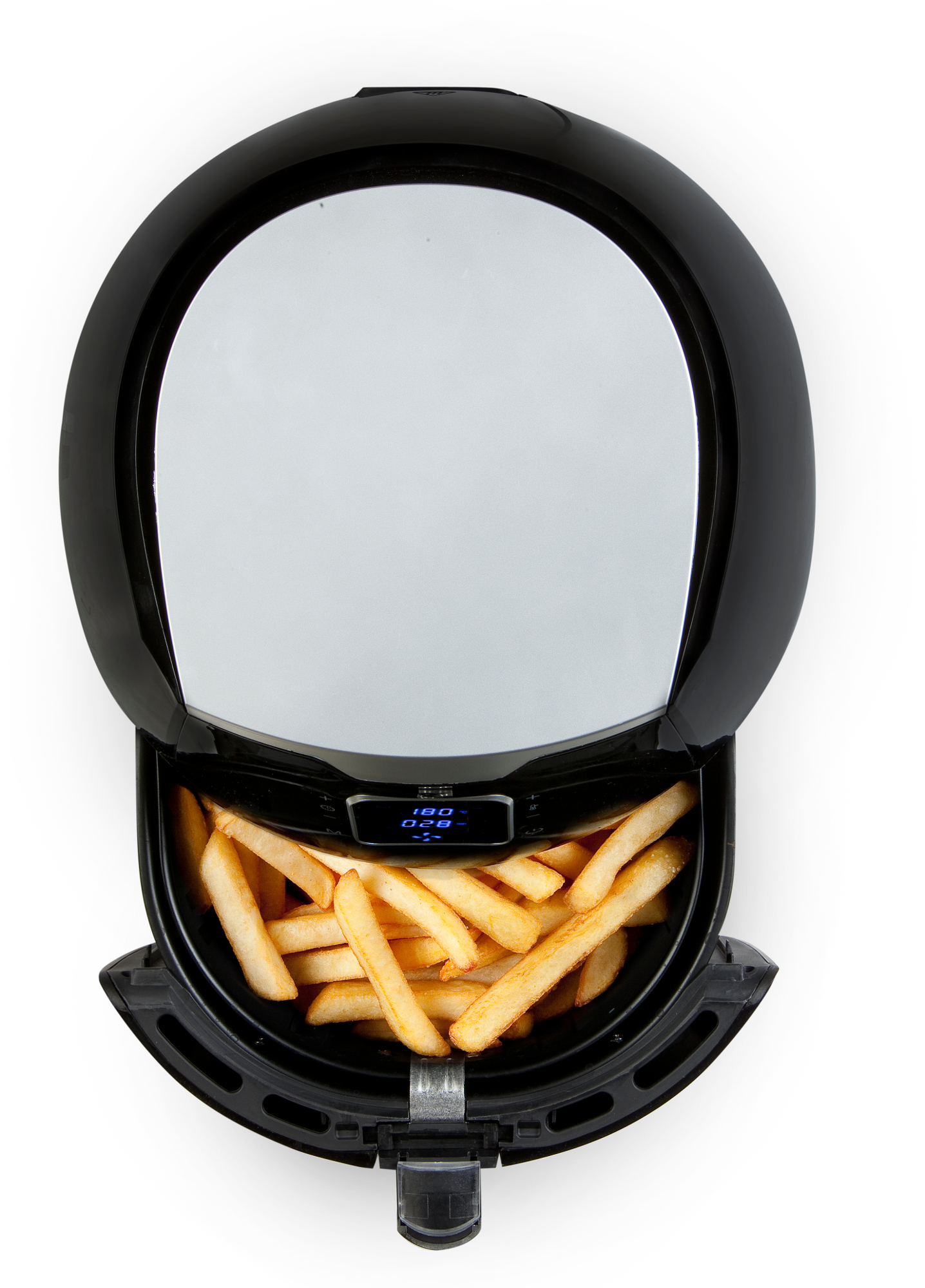 Panier de friteuse à air noir avec frites cuites. Le couvercle est ouvert, révélant la chambre de cuisson. Fond blanc.