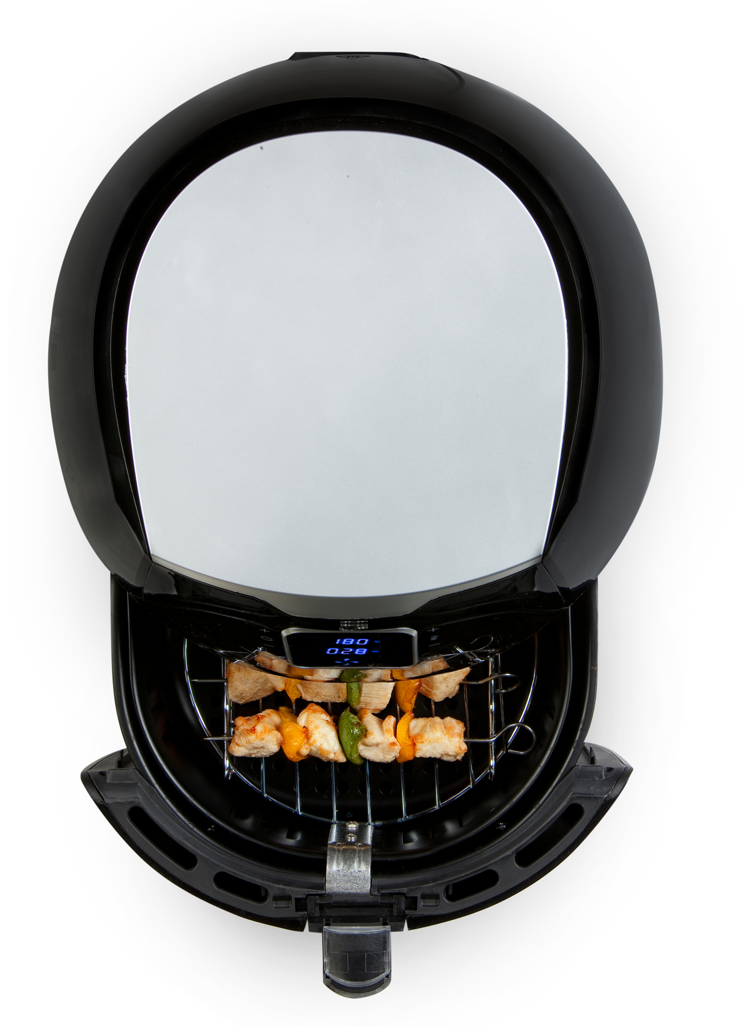 Four à rôtisserie noir avec couvercle ouvert. A l'intérieur, la nourriture est sur une grille rotative. Fond blanc.