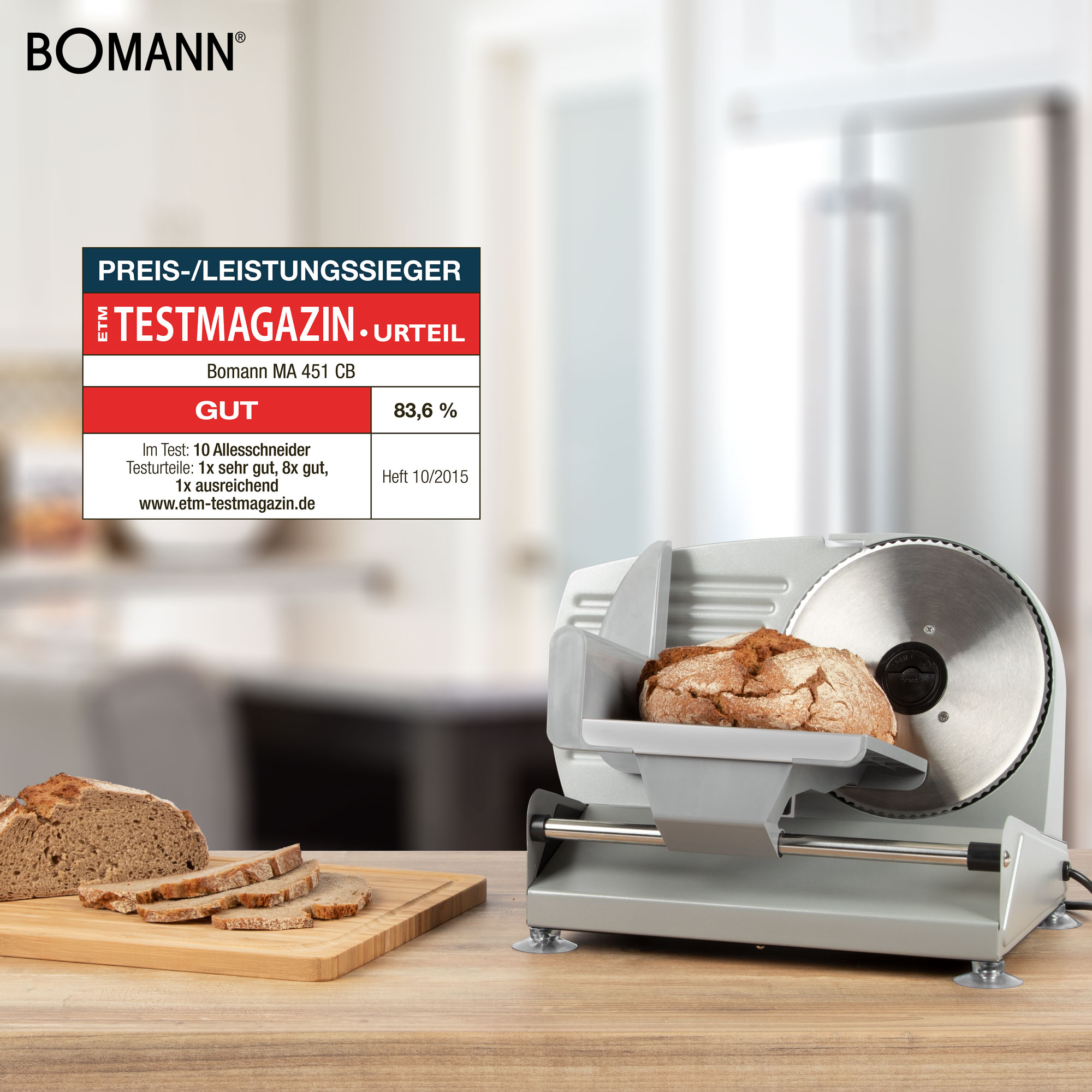 Brotschneidemaschine mit Brotscheiben auf Holzbrett. Testmagazin-Etikett sichtbar.