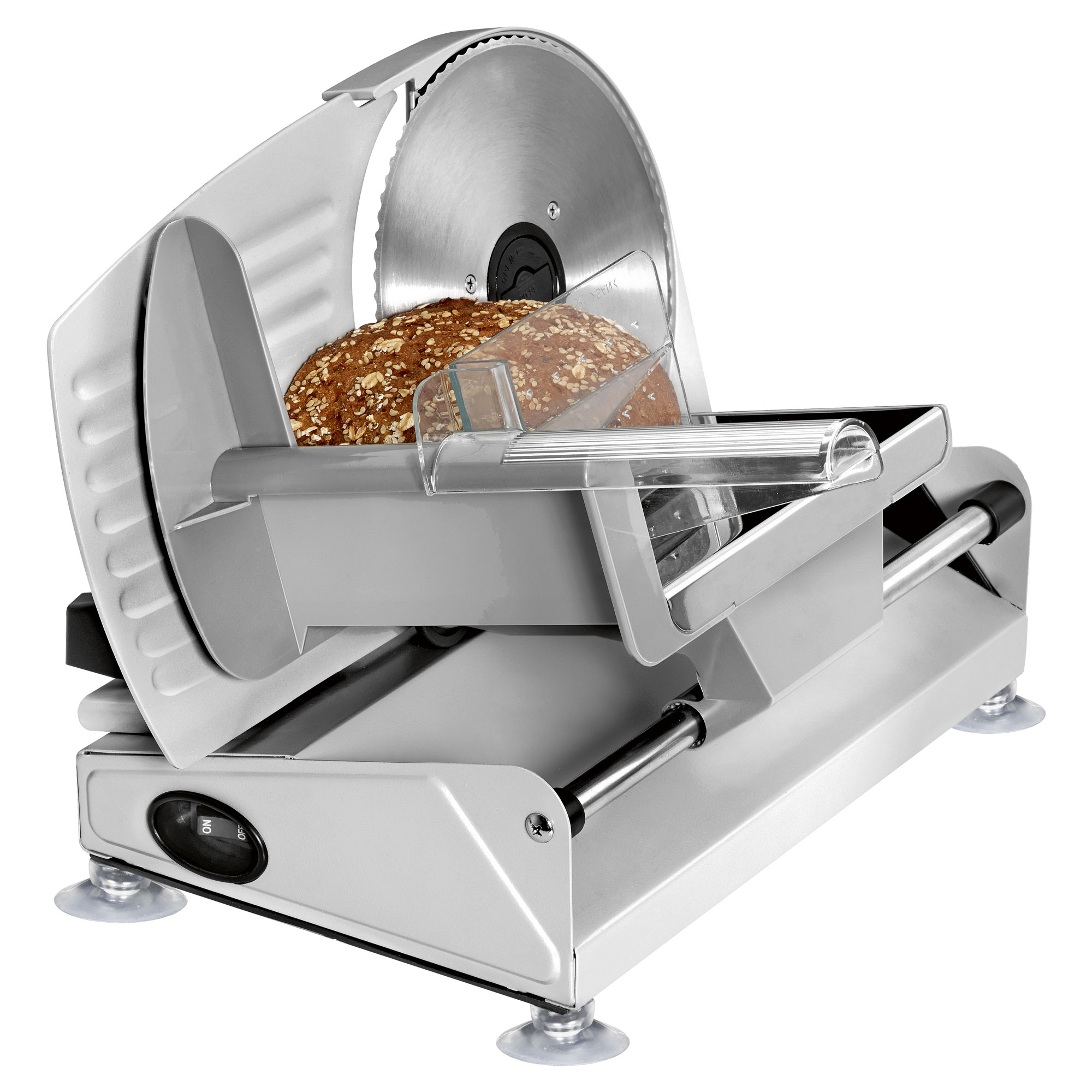 Eine silberne Brotschneidemaschine, auf der ein Brotlaib auf weißem Hintergrund geschnitten wird.