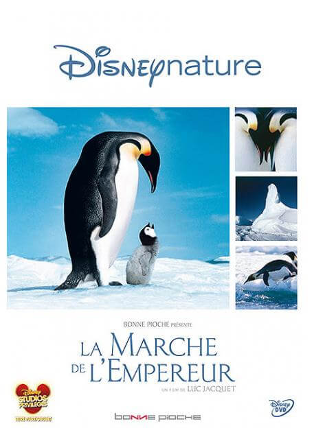Pochette DVD de 'La Marche de l'Empereur', avec un manchot et un poussin sur la neige, et d'autres manchots.