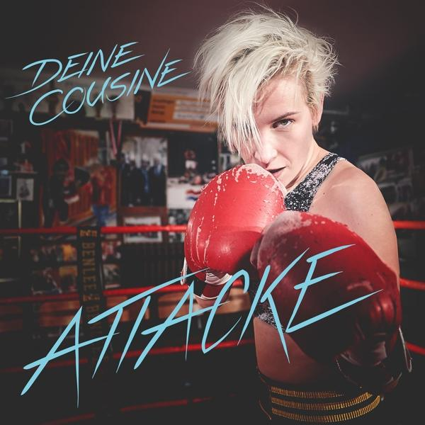 Albumcover mit einem Boxer, der rote Handschuhe trägt. Blauer Text lautet "ATTACKE" und "Deine Cousine".