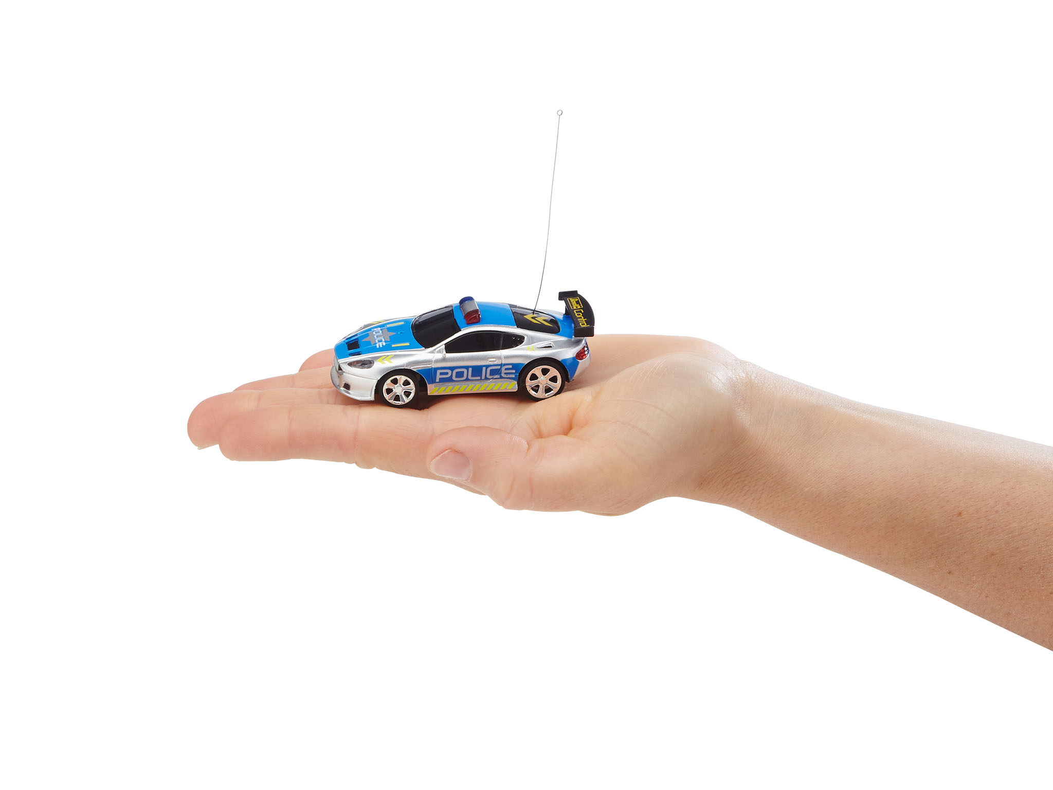 Ein kleines Spielzeug-Polizeiauto, blau und weiß, wird in einer Hand vor weißem Hintergrund gehalten.