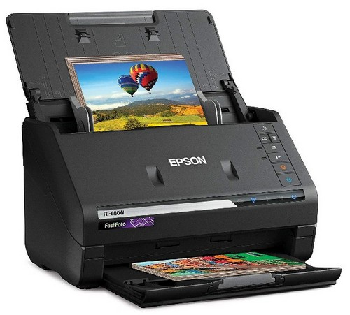 Escáner Epson negro con fotos, tapa abierta, fondo blanco.