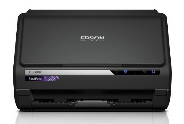 Escáner Epson FF-680W negro. Tiene el logo de Epson y la etiqueta FastFoto.