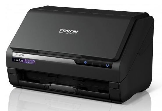 Un escáner Epson FF-680W negro. Tiene un diseño de cama plana, con el logotipo de Epson en la parte superior.