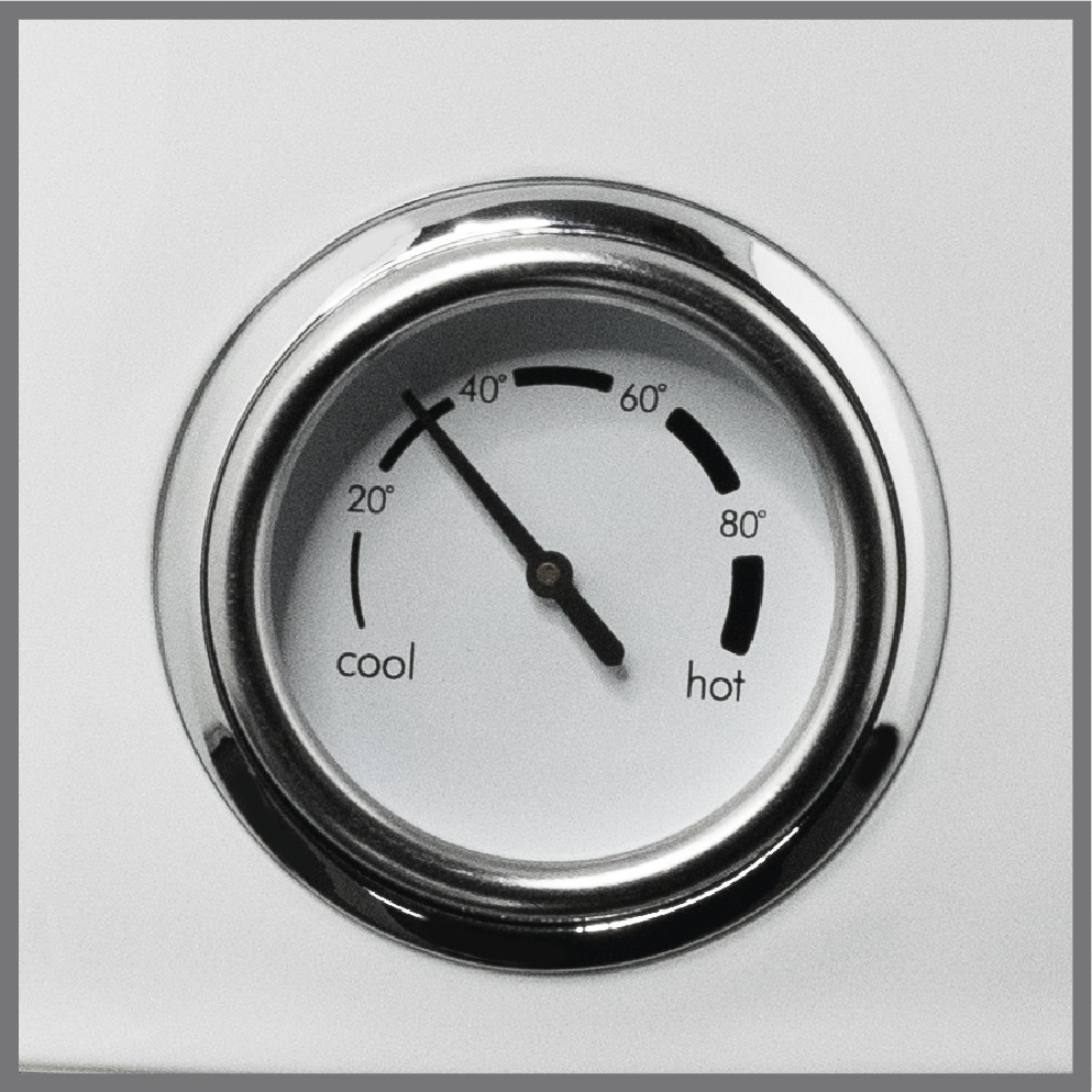 Ein Temperaturanzeiger, der die Temperatur zwischen kühl und heiß anzeigt.