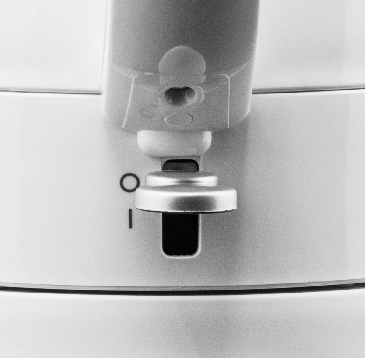 Nahaufnahme des Ein-/Ausschalters und der Basis eines weißen Wasserkochers.