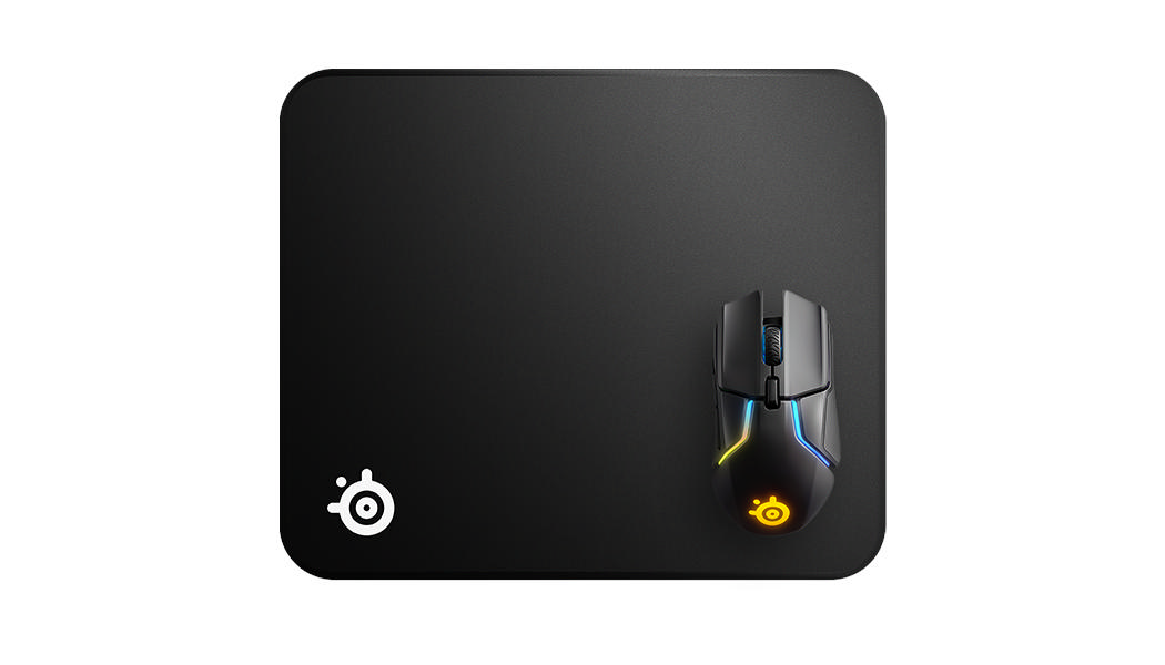Siyah ve gri bir fare ile siyah bir mousepad. Farede renkli ışıklar ve bir logo var.