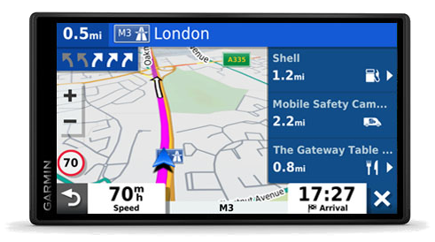 Un appareil GPS affichant une carte avec guidage routier et d'autres détails comme la vitesse et l'heure d'arrivée estimée.
