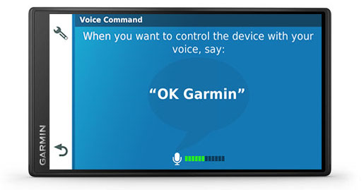 Un écran avec le texte "OK Garmin" pour la commande vocale. C'est bleu.