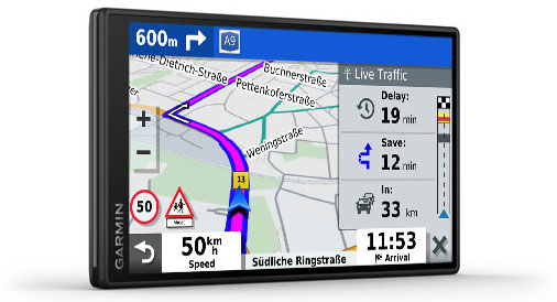 Un GPS Garmin affichant une carte et des directions, montrant le trafic et l'heure d'arrivée estimée.