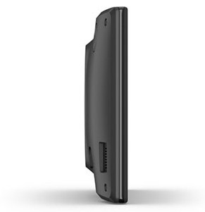 Une vue latérale d'un appareil Garmin noir. Il est rectangulaire et possède un petit bouton sur le côté.