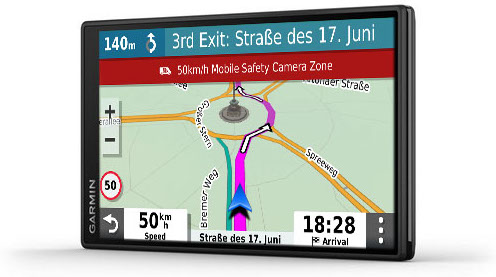 Écran GPS affichant une carte avec navigation. Indications et limitation de vitesse affichées.