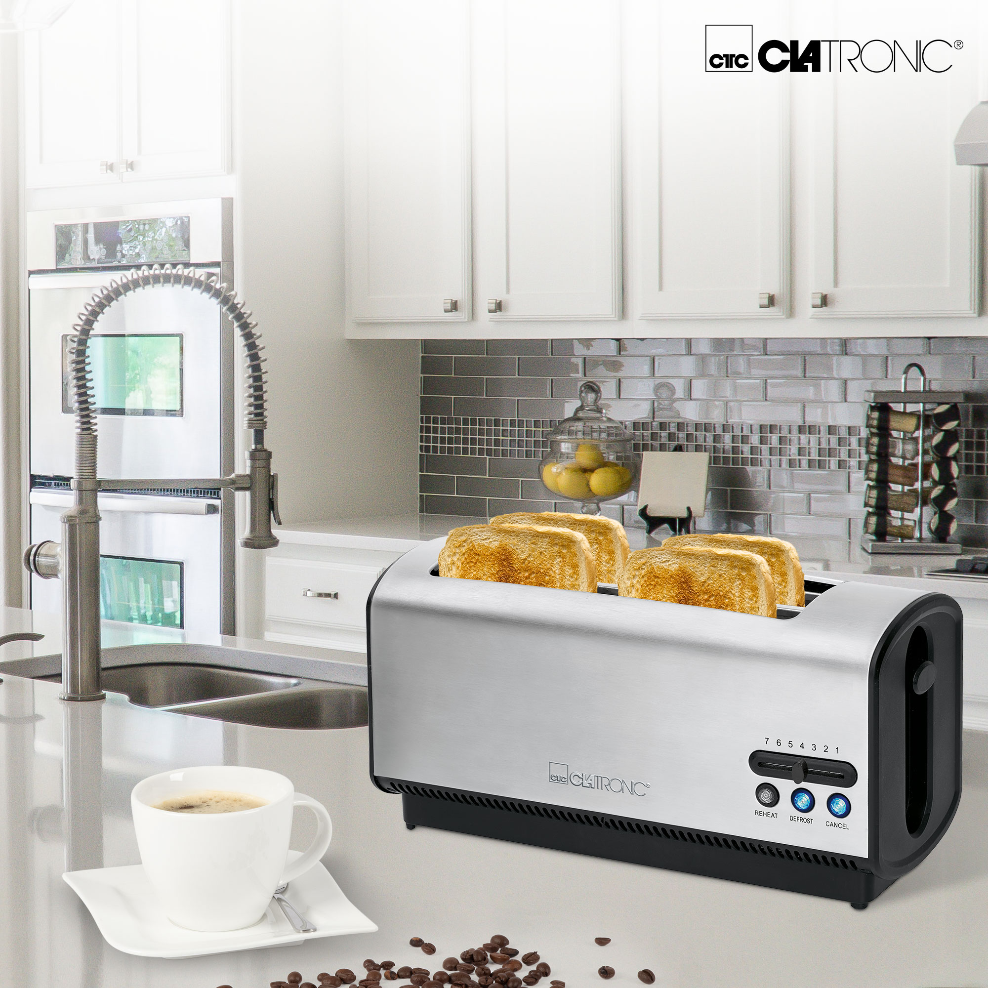 Ein Toaster mit vier Toastscheiben. Eine Tasse Kaffee und Bohnen stehen auf einer Theke in einer Küche.