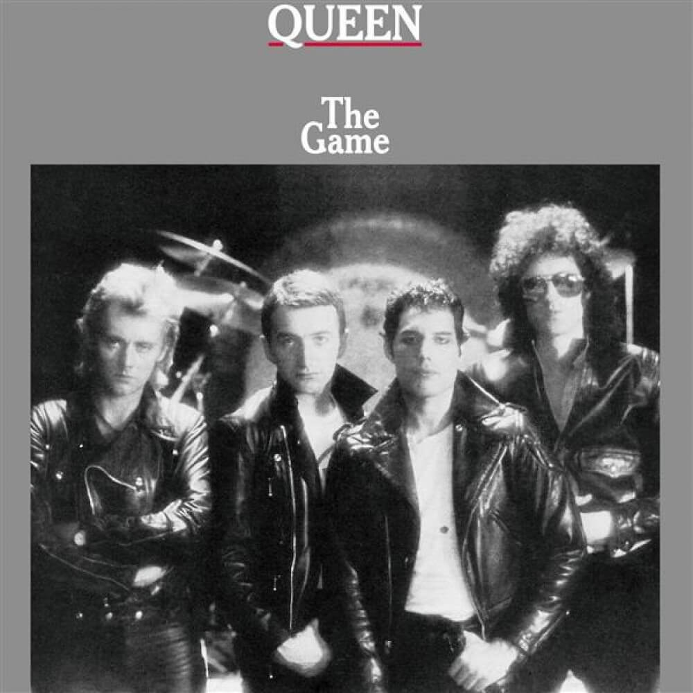 Albumhoes van Queen. Bandleden in zwarte leren jassen, poserend. Titel: 'The Game'. Zwart-wit foto.