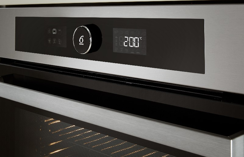 Un panel de control de horno con una pantalla digital que muestra '200' y una perilla.