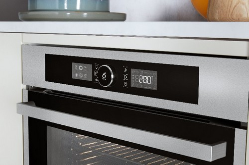 Primer plano del panel de control y la pantalla de un horno.