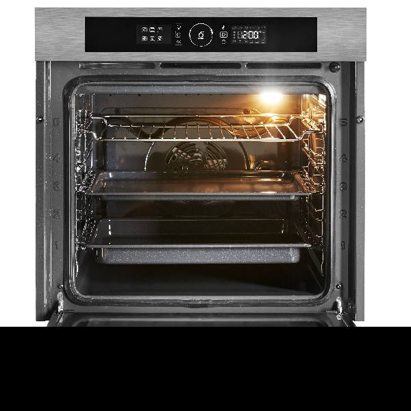 Interior de un horno abierto con bandejas dentro. La pantalla de visualización está encima del horno, acabado de acero inoxidable.
