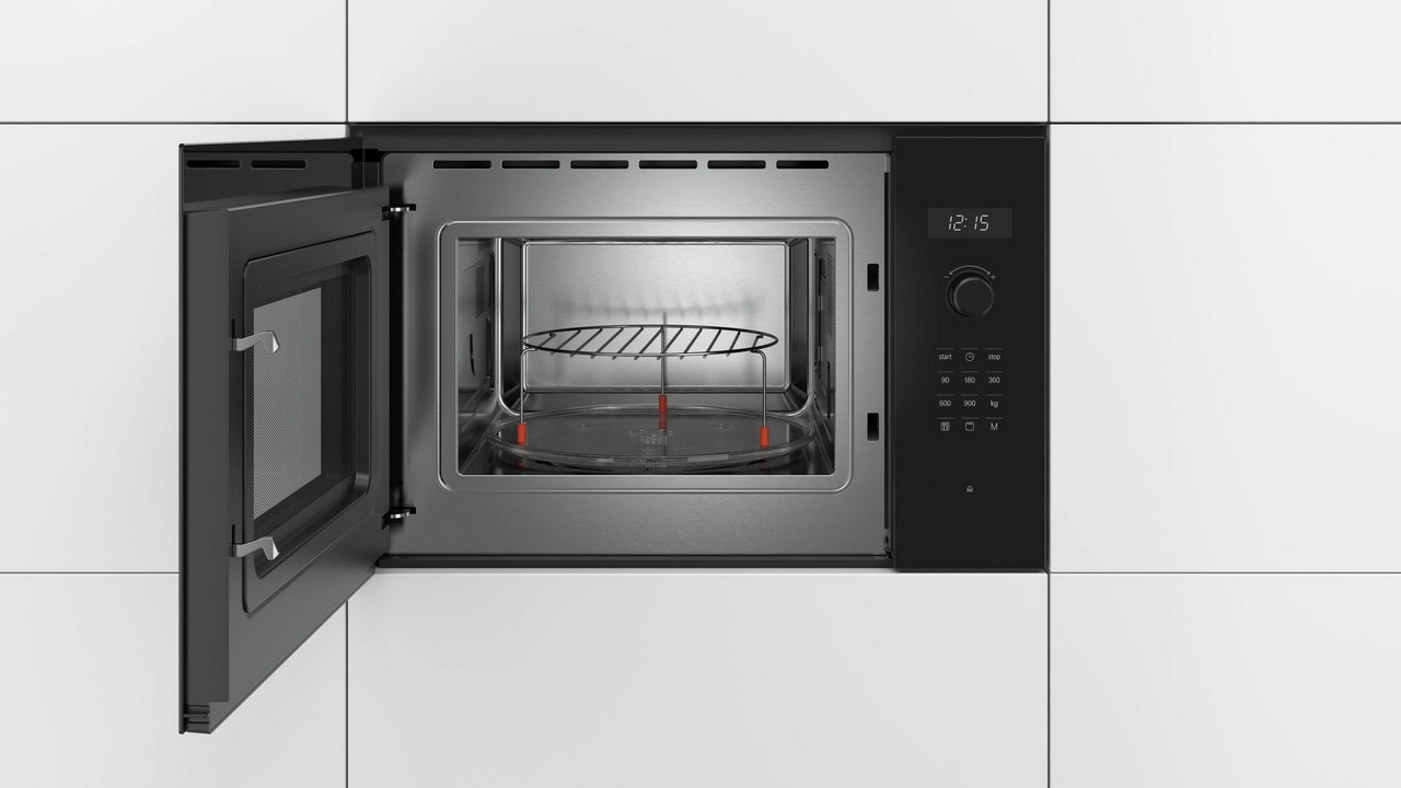 Un horno microondas negro abierto, con una rejilla y una pantalla de temporizador.