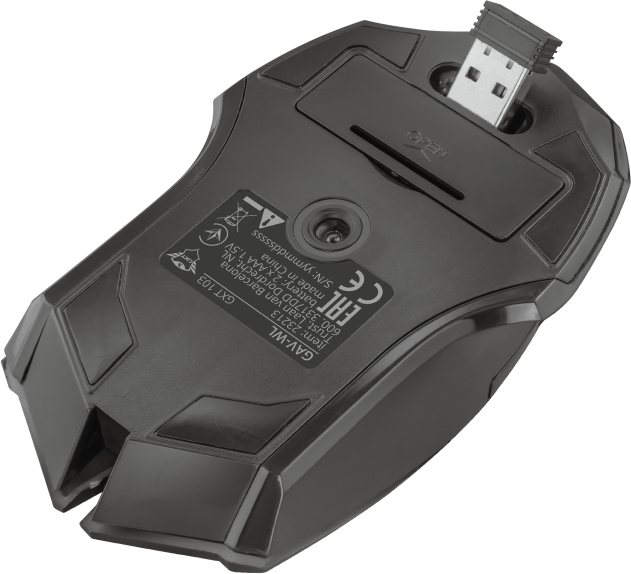 Fekete egér alsó nézete USB vevővel és termékinfóval.