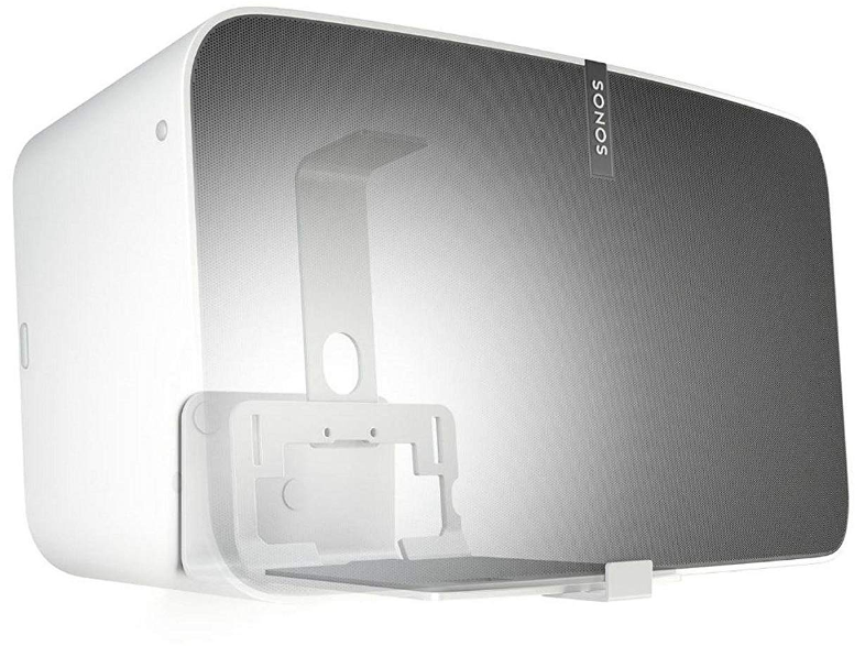 Egy fehér Sonos hangszóró egy fehér tartókonzolhoz rögzítve.