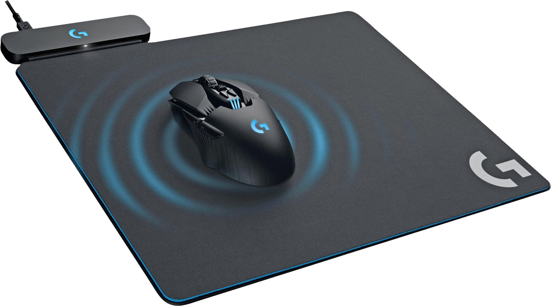 Mouse nero su un tappetino nero. Design a onde blu attorno al mouse. Base di ricarica wireless visibile.