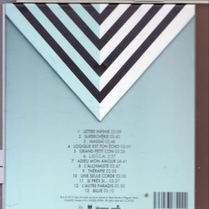 Achterkant van een cd-hoesje. Zwart-wit visgraatontwerp. Tracklist in wit. Lichtblauwe achtergrond.