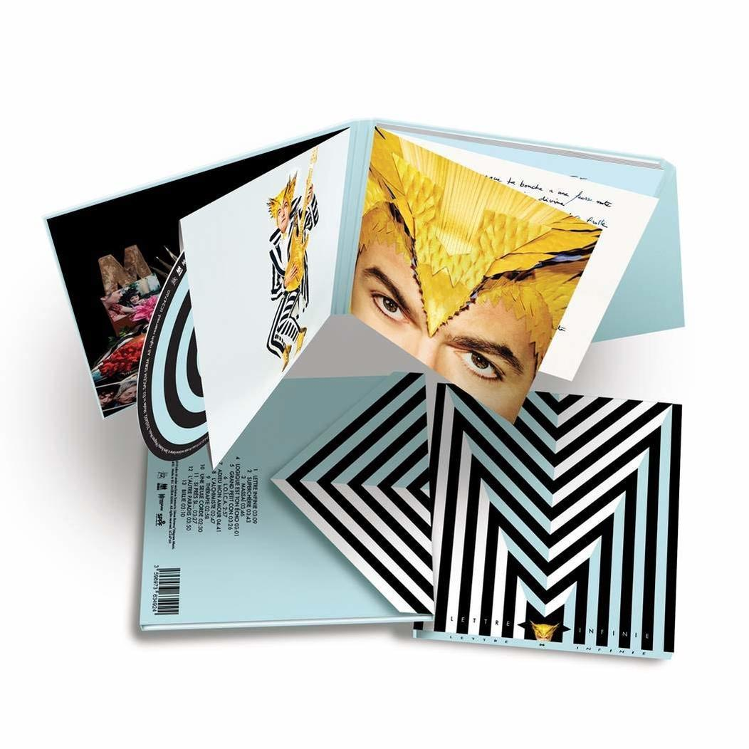 Open albumhoes, met een gezicht met gouden bladeren en zwart-witte geometrische patronen rechts.