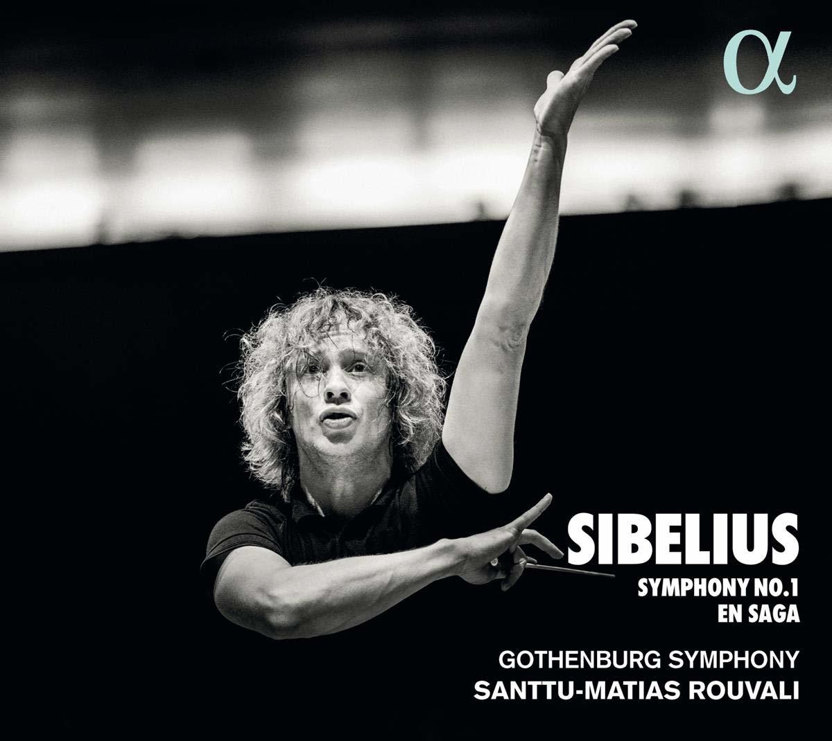 Schwarz-Weiß-Foto eines Dirigenten, der mit einem Logo und den Worten 'SIBELIUS' gestikuliert.