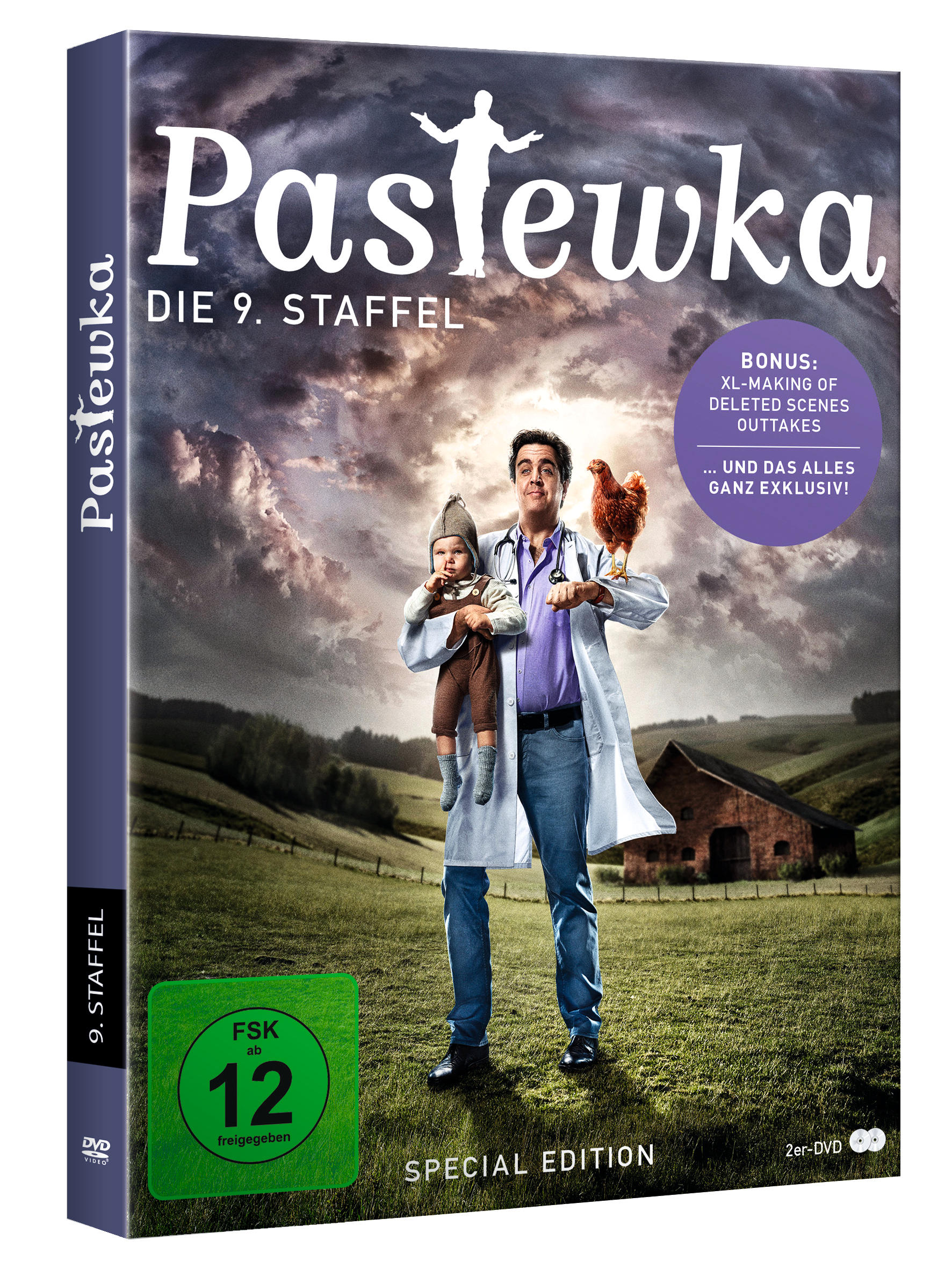 DVD-Cover mit Mann, der ein Kind und ein Huhn hält. Titel: Pastewka, Die 9. Staffel.
