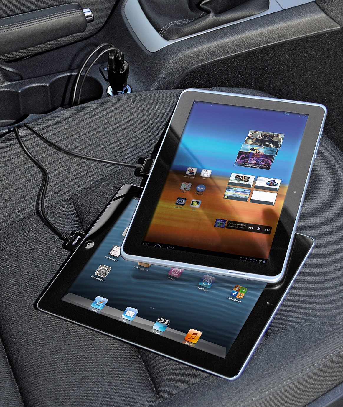 Tablets die opladen in een auto. Twee tablets op een autostoel, kabels zichtbaar.