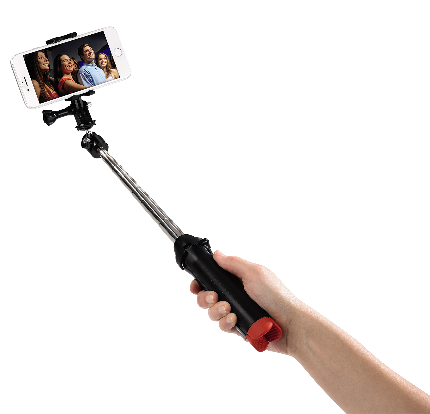 Selfiestick met telefoon en mensen. Hand houdt de stick vast, witte achtergrond. Rode grip.