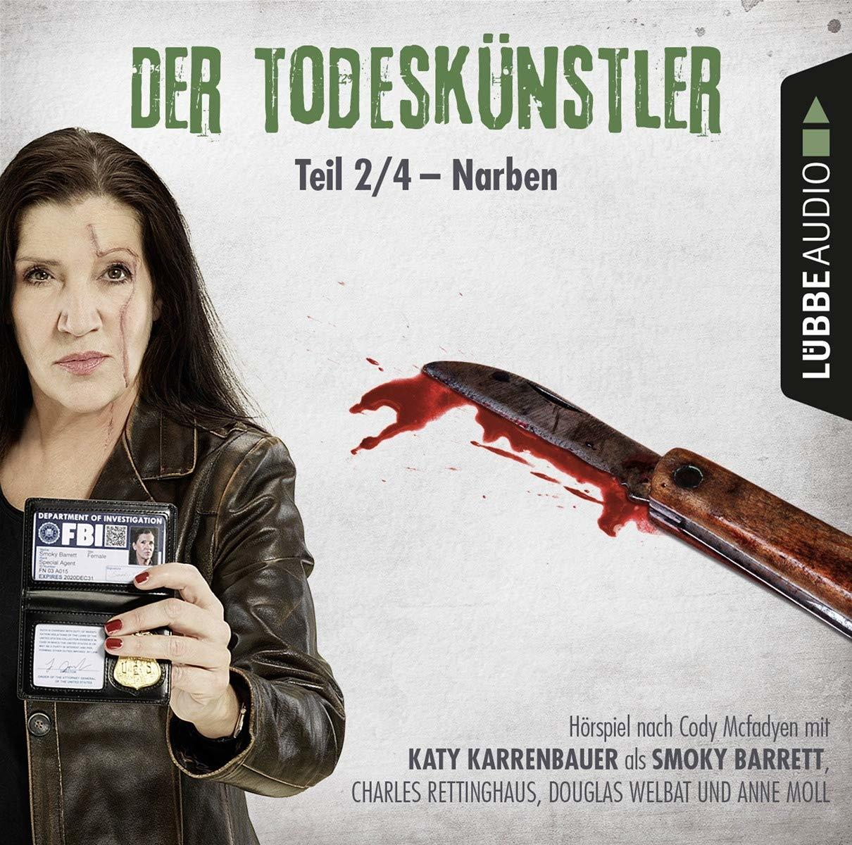 Frau hält FBI-Abzeichen und Ausweis, mit Messer und Blutspritzern im Hintergrund.