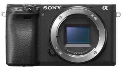 Schwarze Sony Kamera mit Objektiv auf weißem Hintergrund.