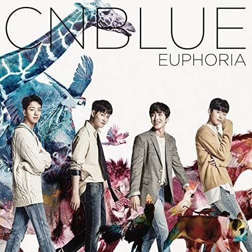 Négy férfi pózol állat- és CNBLUE EUPHORIA felirat-kollázs előtt.