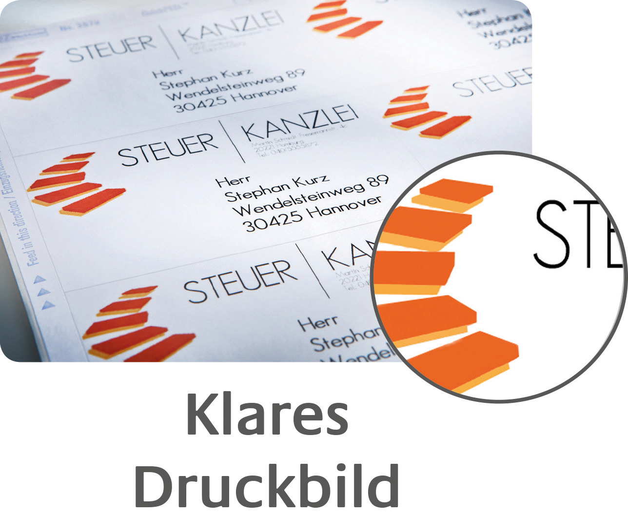 Papier mit Adressetiketten. Text auf Deutsch. Eine vergrößerte orangefarbene Treppe.