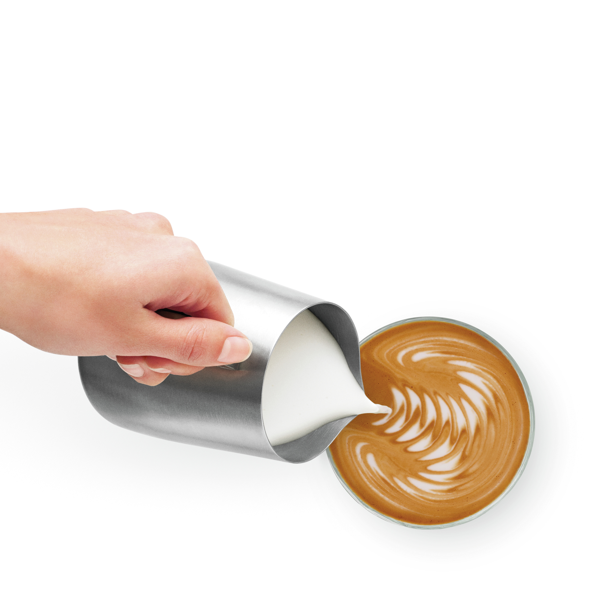 Eine Hand gießt Milch in eine Tasse Latte Art. Die Tasse ist braun mit weißer Kunst.