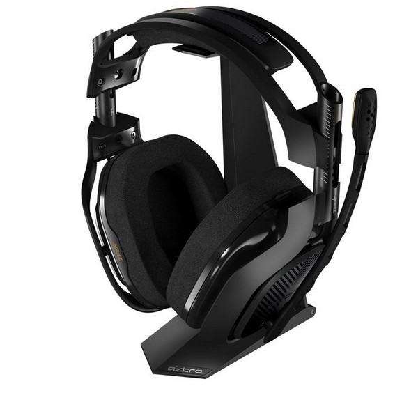 Auriculares gaming negros y negros sobre soporte. Logotipo Astro en el soporte.