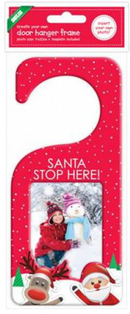 Piros ajtóakasztó hópelyhekkel, 'SANTA STOP HERE!' szöveggel. Egy gyerek, hóember fotója. Mikulás és rénszarvas grafikák alul.