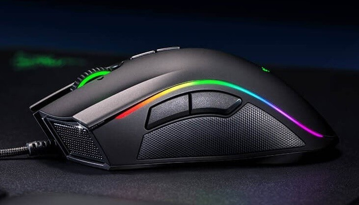 Ratón gaming negro con luces RGB. Tiene dos botones laterales y una zona de agarre texturizada.