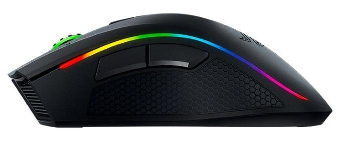 Ratón gaming negro con luces LED arcoíris. Tiene botones y un agarre texturizado. Fondo blanco.