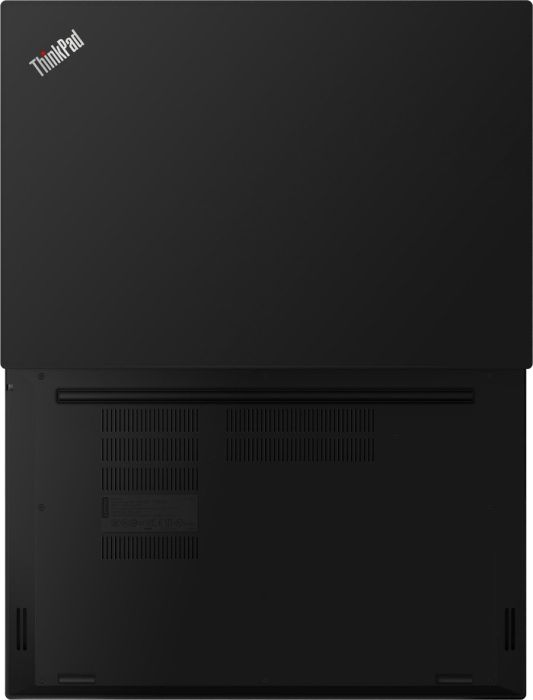 Laptop-Unteransicht. Schwarzes Lenovo ThinkPad. Lüftungsschlitze und verschiedene Etiketten sichtbar.