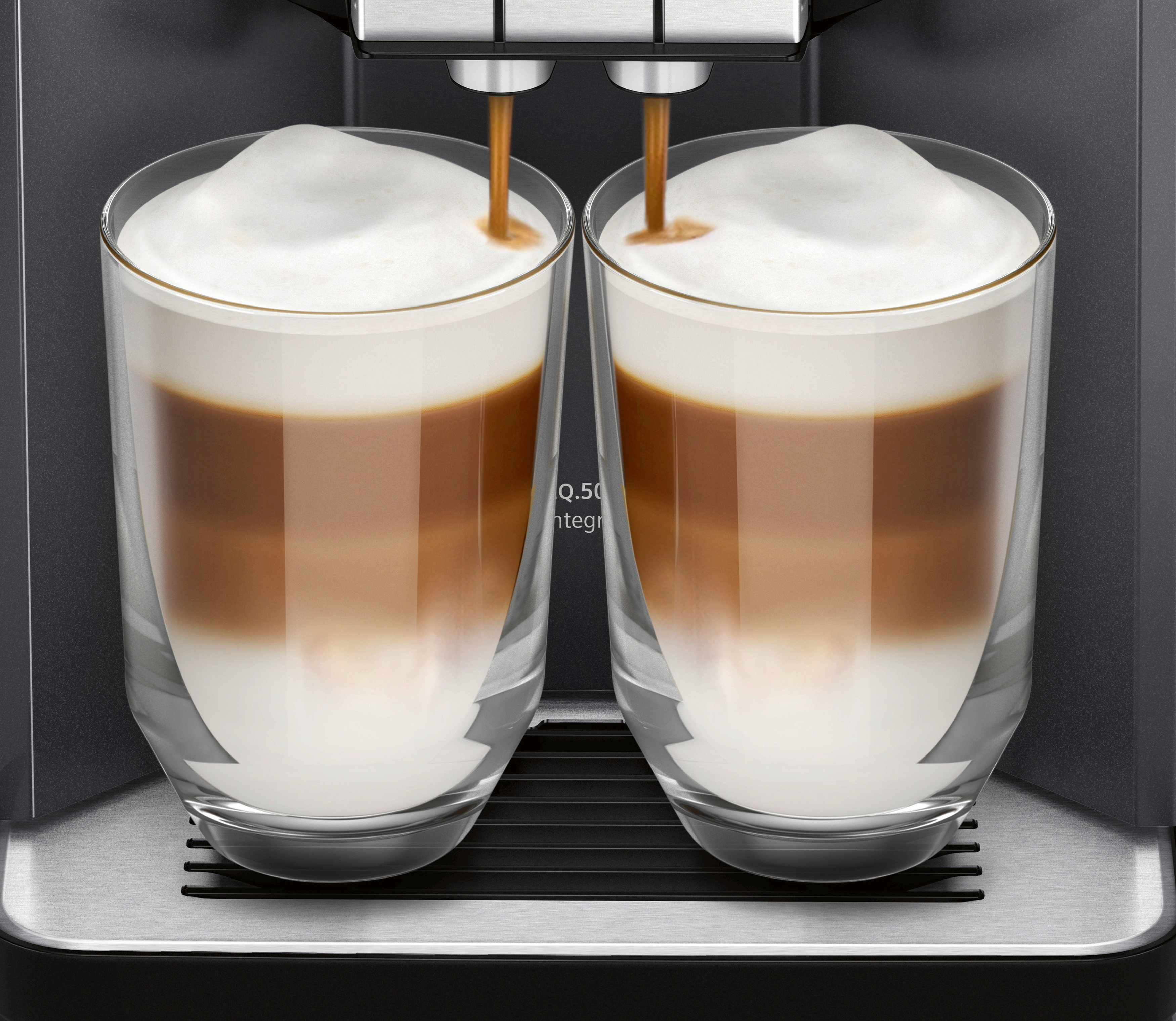 Espressomaschine, die Kaffee in zwei Gläser mit geschichteter Milch und Kaffee ausgibt.