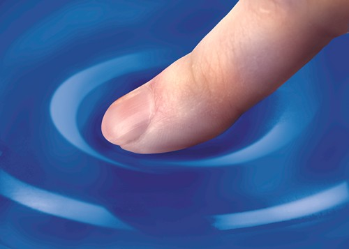 Un dedo tocando agua azul, con ondas concéntricas que se extienden hacia afuera desde el punto de contacto.