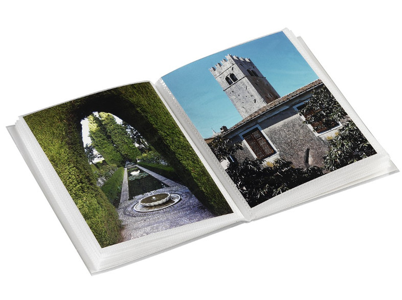Két oldal egy fotóalbumban, egy kertet és egy tornyot mutatva.